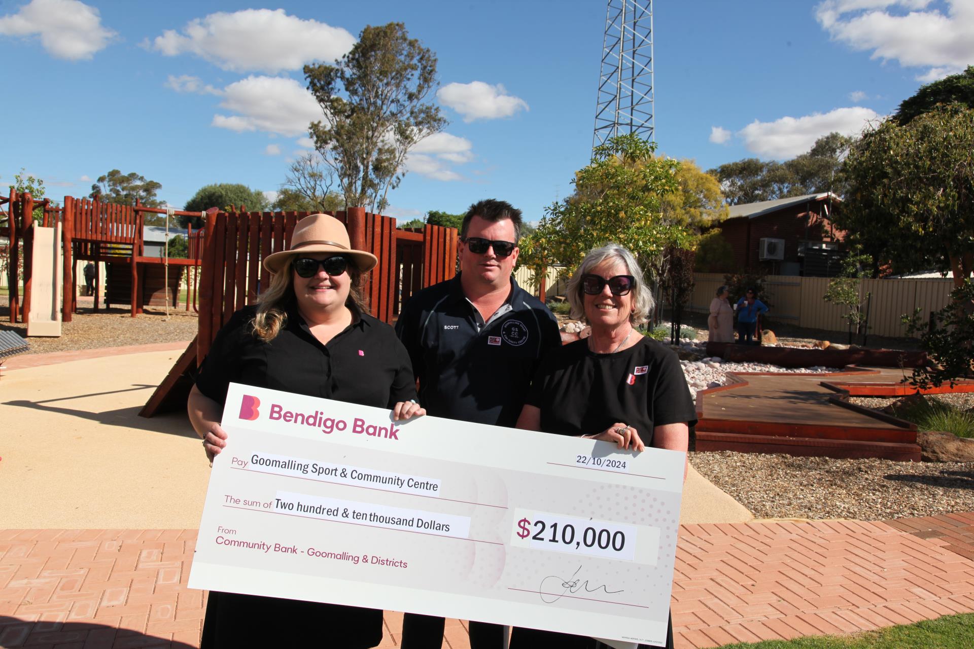 Bendigo Bank presented cheque for $250,000 to Mortlock Sports Council